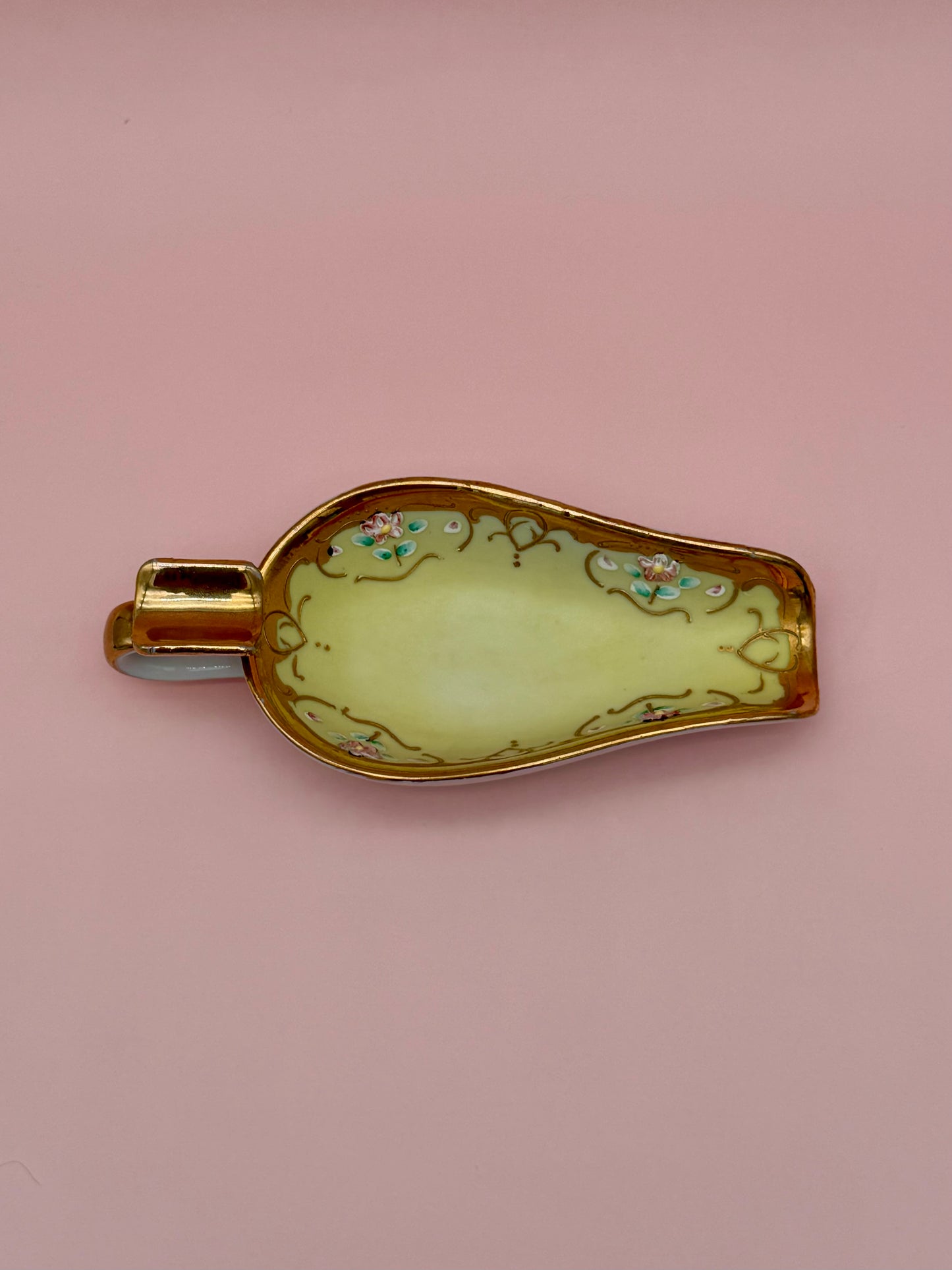 Rayna-Smoking Accessory-Pearl's Puff Parlor