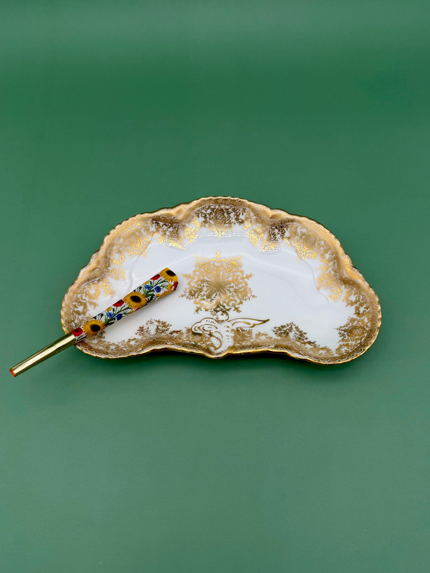 Eliana-Smoking Accessory-Pearl's Puff Parlor