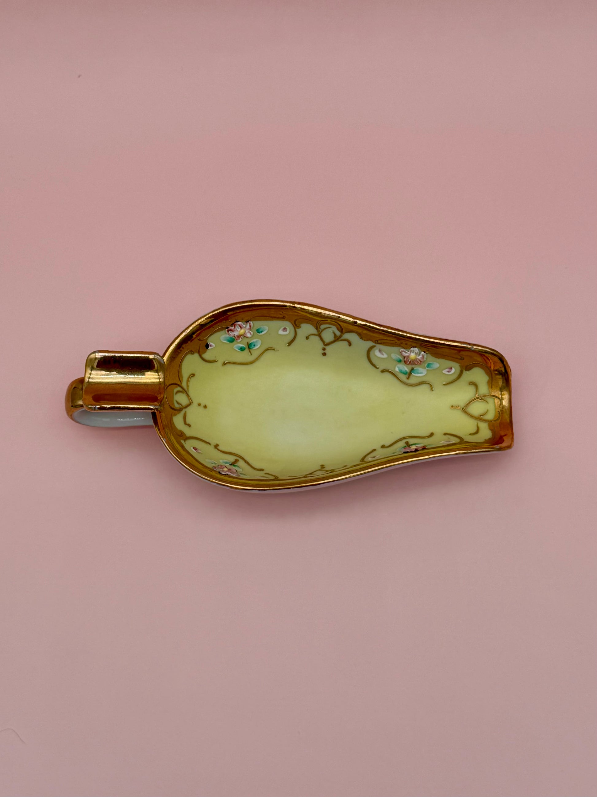 Rayna-Smoking Accessory-Pearl's Puff Parlor